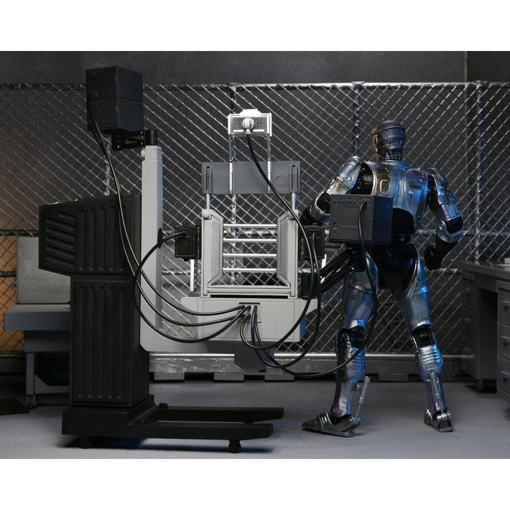 Battle Damaged RoboCop With Chair Figurine Ultimate RoboCop Neca 18 Cm 634482421420 Kingdom Figurine 4